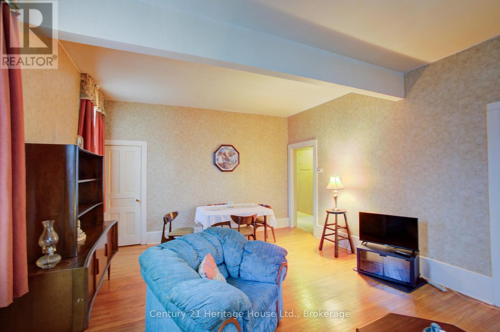 152 Countess Street N, West Grey, Ontario  N0G 1R0 - Photo 10 - X12525240