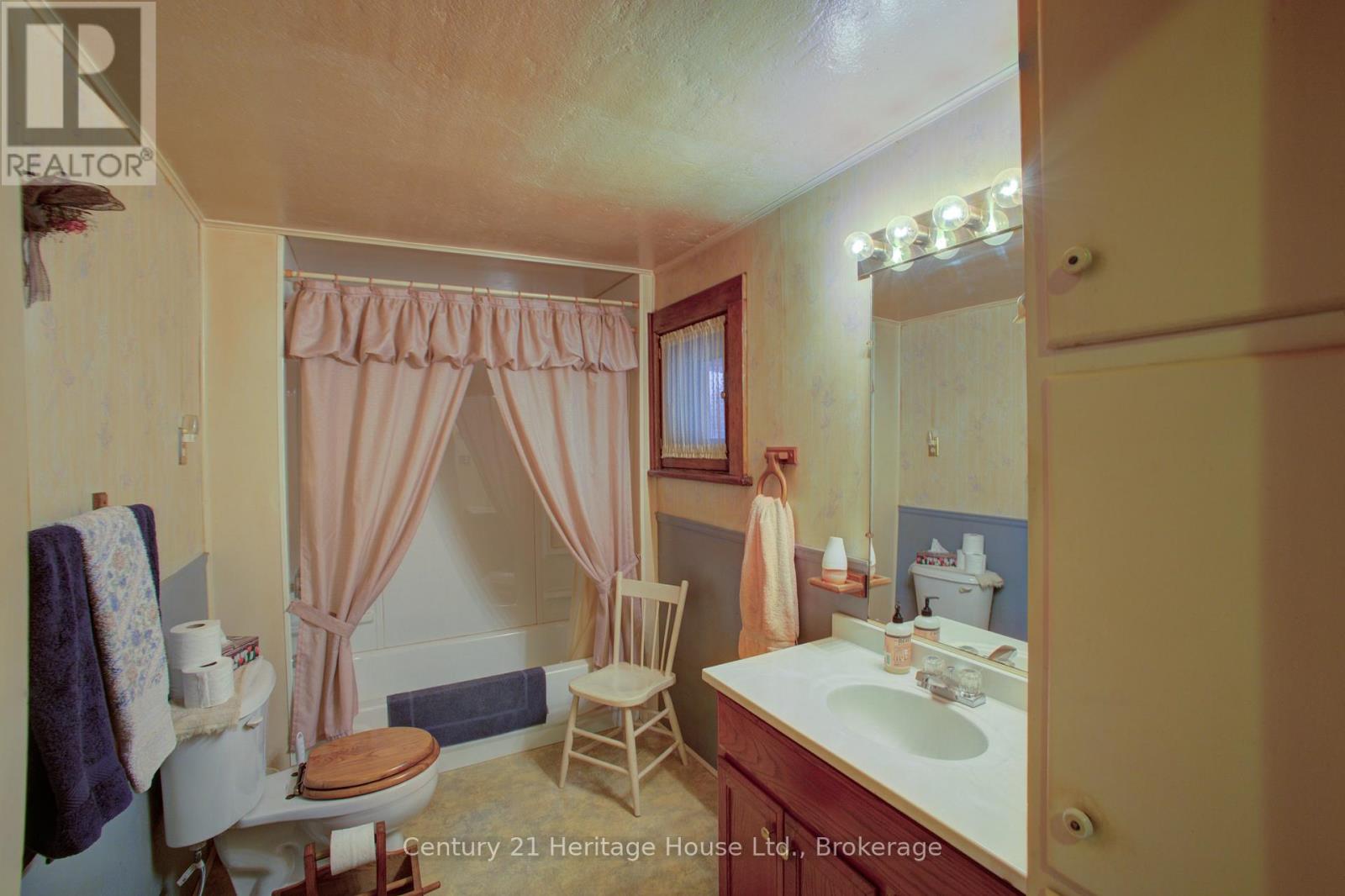 152 Countess Street N, West Grey, Ontario  N0G 1R0 - Photo 18 - X12525240