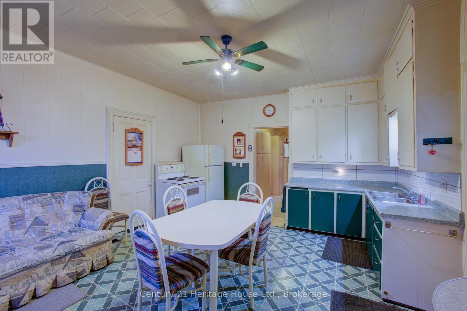 152 Countess Street N, West Grey, Ontario  N0G 1R0 - Photo 21 - X12525240