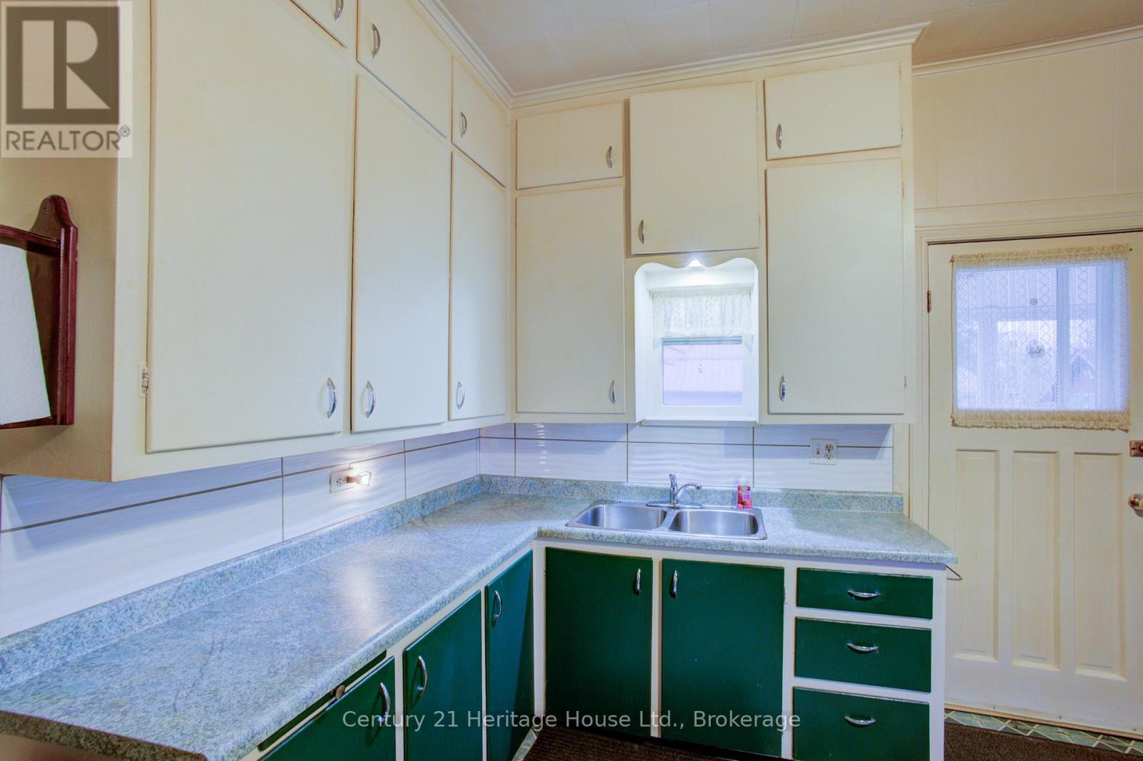 152 Countess Street N, West Grey, Ontario  N0G 1R0 - Photo 23 - X12525240