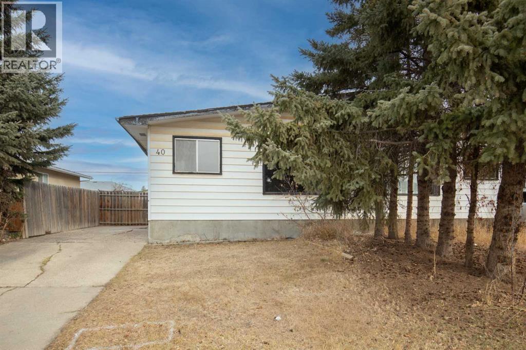 40 Wells Street, Red Deer, Alberta  T4N 5Y3 - Photo 2 - A2268634