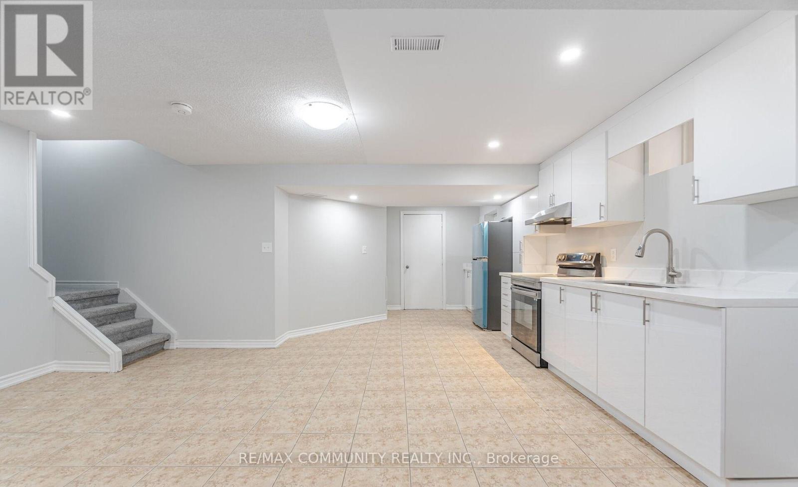 Lower - 53 Hoyle Drive W, Brampton, Ontario  L6P 1T5 - Photo 3 - W12525218