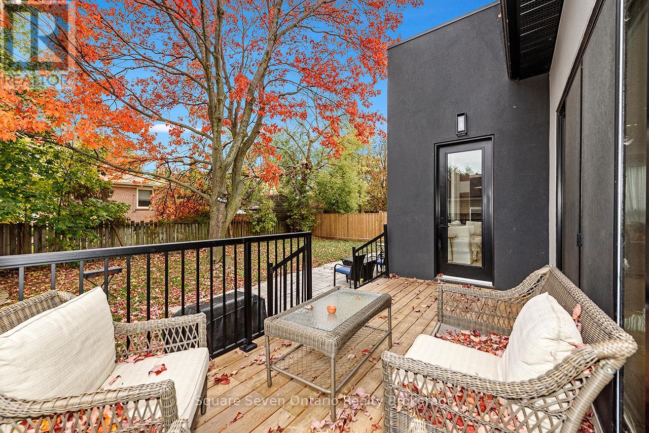 518 Sherin Drive, Oakville, Ontario  L6L 4J8 - Photo 3 - W12525248