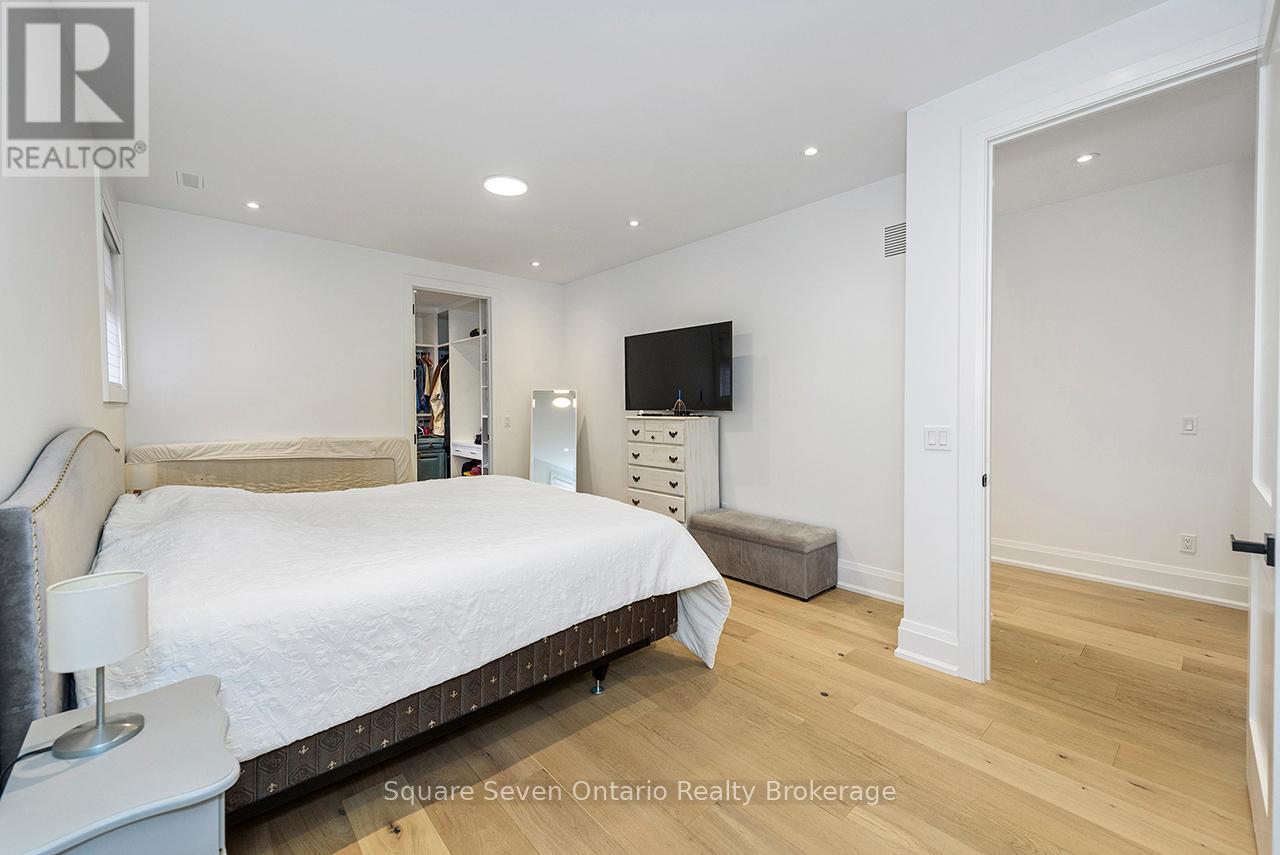 518 Sherin Drive, Oakville, Ontario  L6L 4J8 - Photo 8 - W12525248