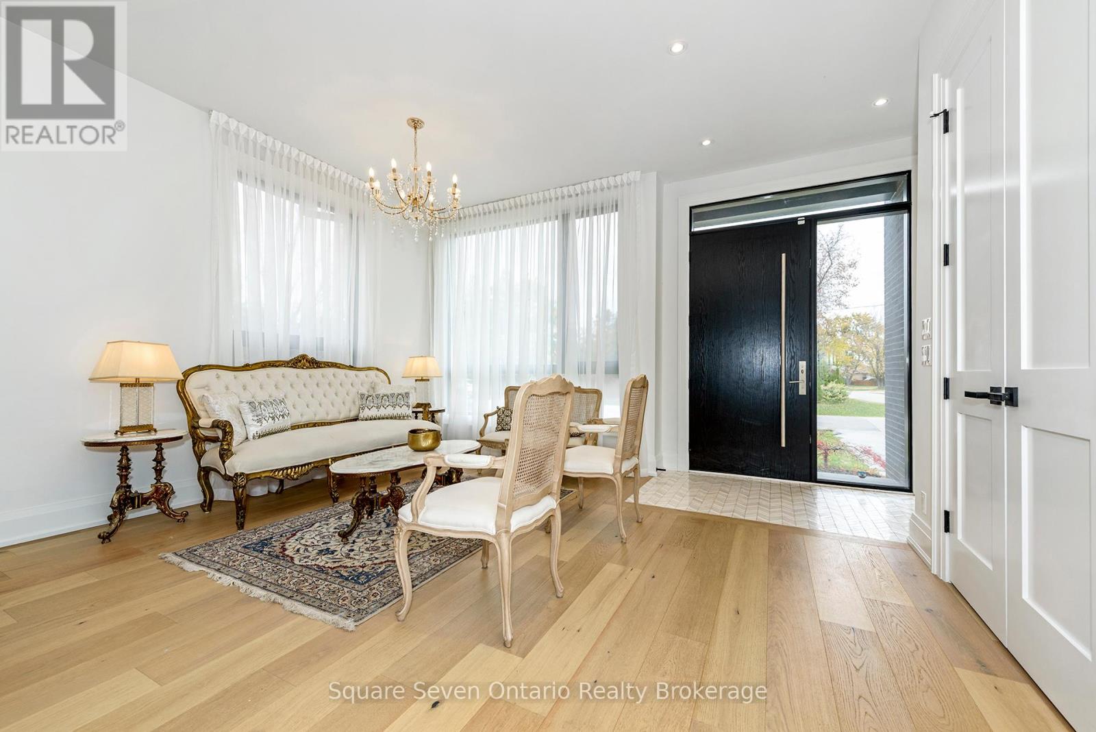 518 Sherin Drive, Oakville, Ontario  L6L 4J8 - Photo 9 - W12525248