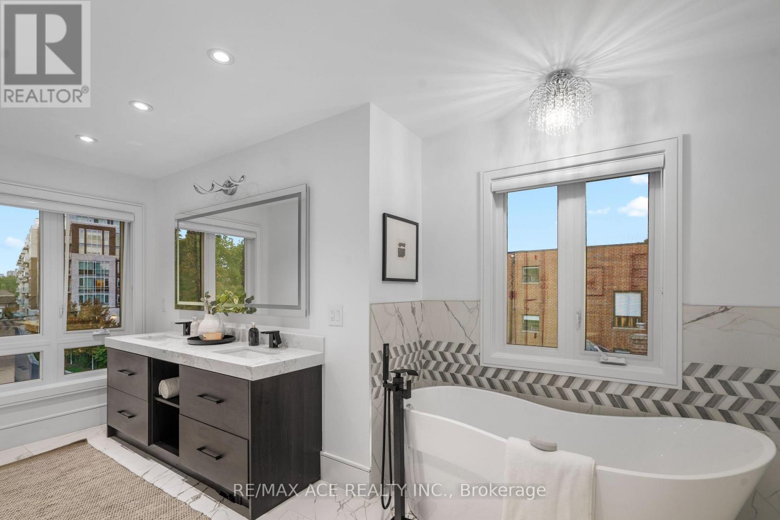 10a Benson Avenue W, Mississauga, Ontario  L5H 2P2 - Photo 22 - W12525260