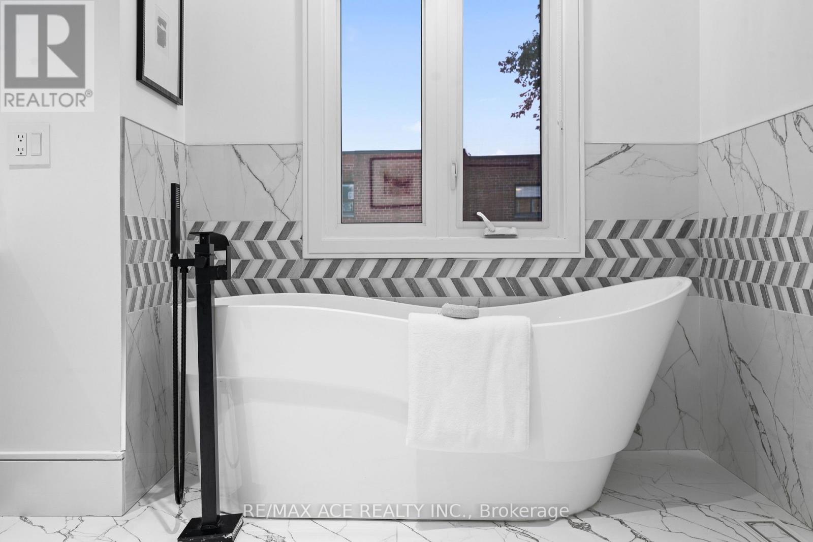 10a Benson Avenue W, Mississauga, Ontario  L5H 2P2 - Photo 24 - W12525260