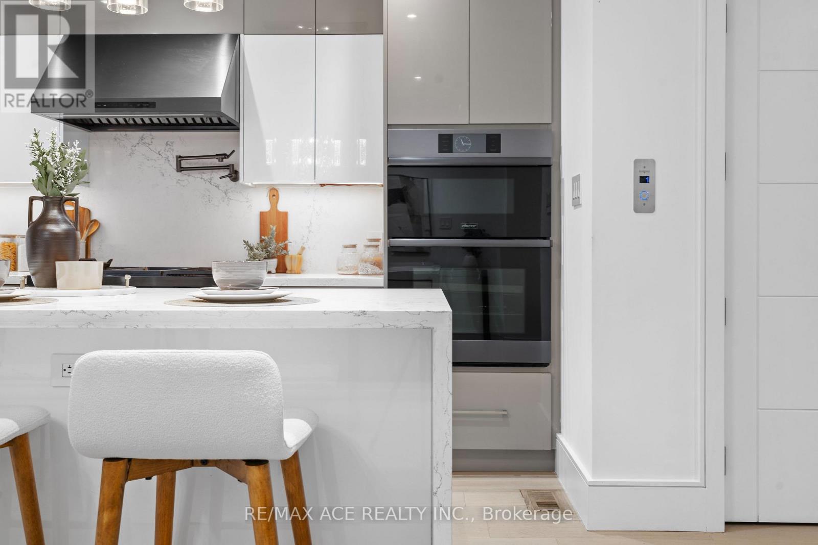 10a Benson Avenue W, Mississauga, Ontario  L5H 2P2 - Photo 40 - W12525260