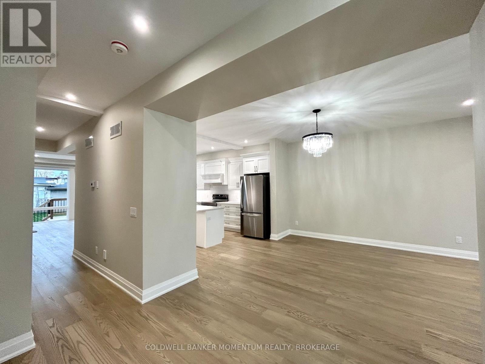 Upper - 5103 Bridge Street, Niagara Falls, Ontario  L2E 2S9 - Photo 3 - X12525278