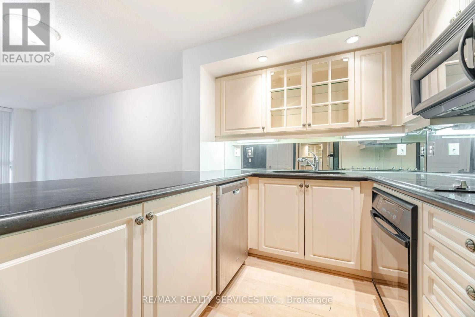 1012 - 140 Simcoe Street, Toronto, Ontario  M5H 4E9 - Photo 10 - C12525274