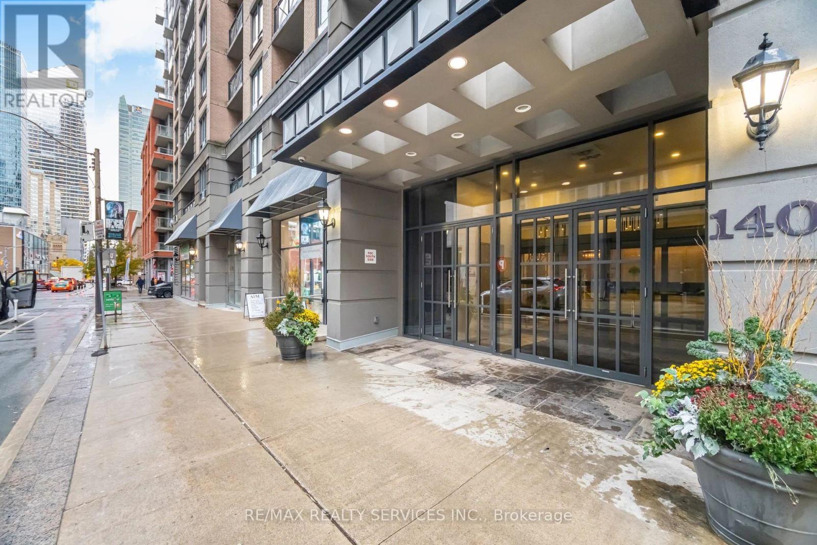 1012 - 140 Simcoe Street, Toronto, Ontario  M5H 4E9 - Photo 2 - C12525274