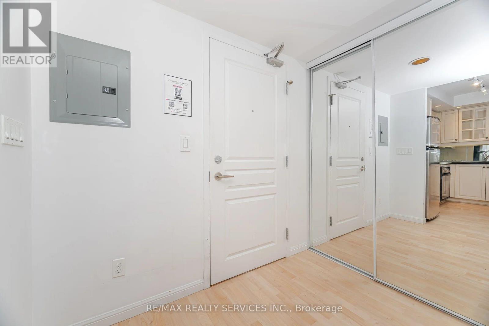 1012 - 140 Simcoe Street, Toronto, Ontario  M5H 4E9 - Photo 5 - C12525274