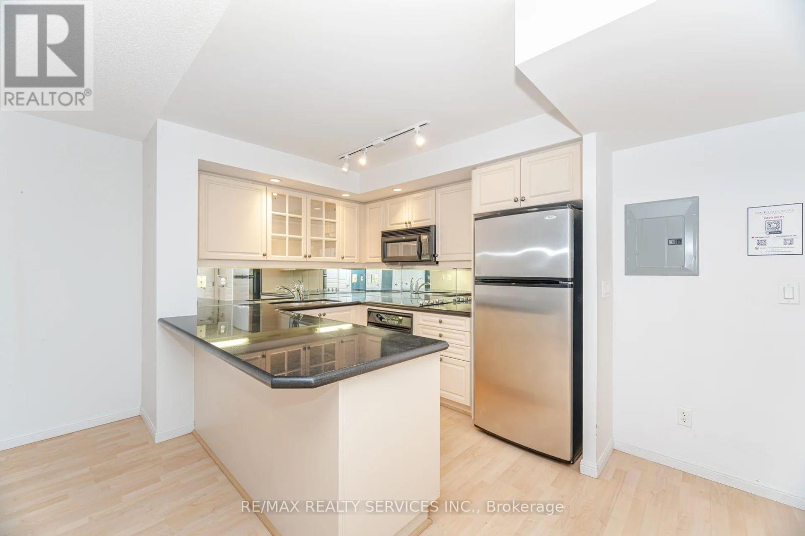 1012 - 140 Simcoe Street, Toronto, Ontario  M5H 4E9 - Photo 7 - C12525274