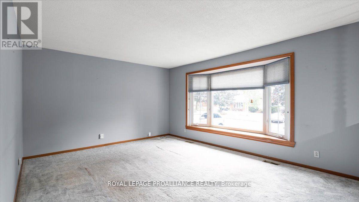 14 Connolly Avenue, Quinte West (Trenton Ward), Ontario  K8V 5T4 - Photo 7 - X12525380