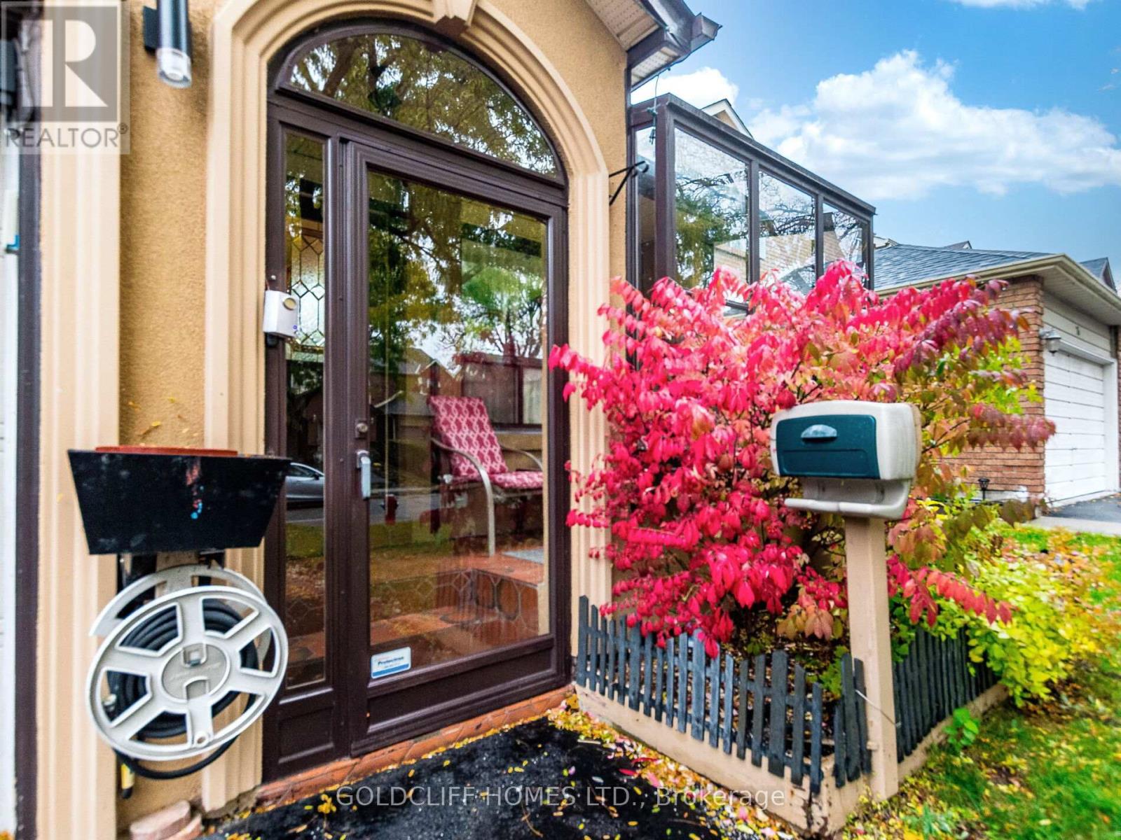 24 Rowe Court, Brampton, Ontario  L6X 2S2 - Photo 3 - W12525272