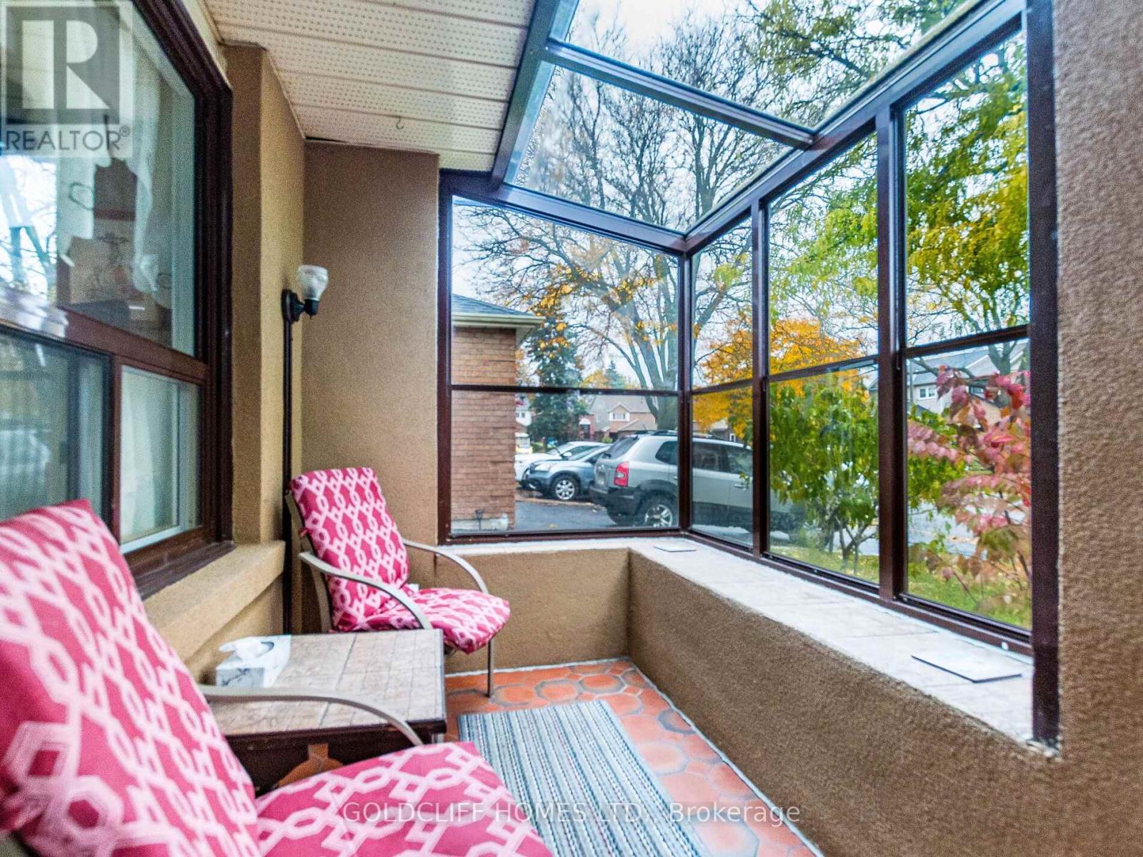 24 Rowe Court, Brampton, Ontario  L6X 2S2 - Photo 4 - W12525272