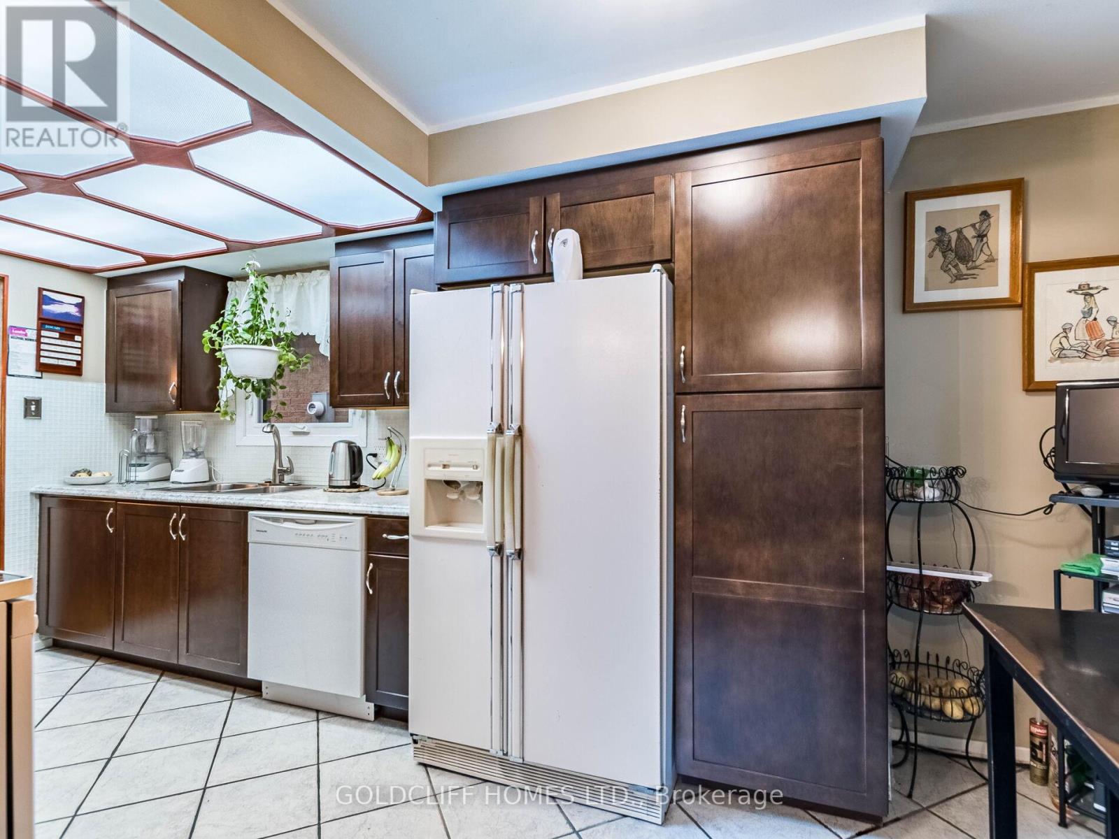 24 Rowe Court, Brampton, Ontario  L6X 2S2 - Photo 5 - W12525272