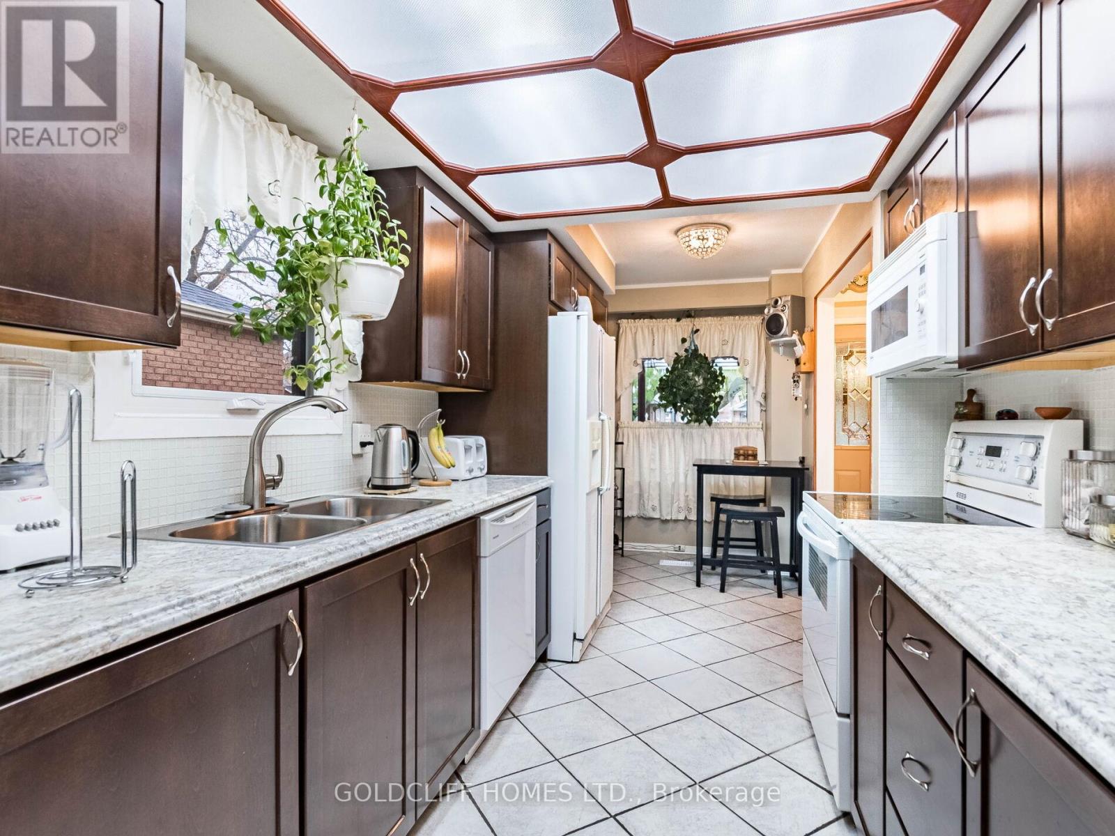 24 Rowe Court, Brampton, Ontario  L6X 2S2 - Photo 6 - W12525272