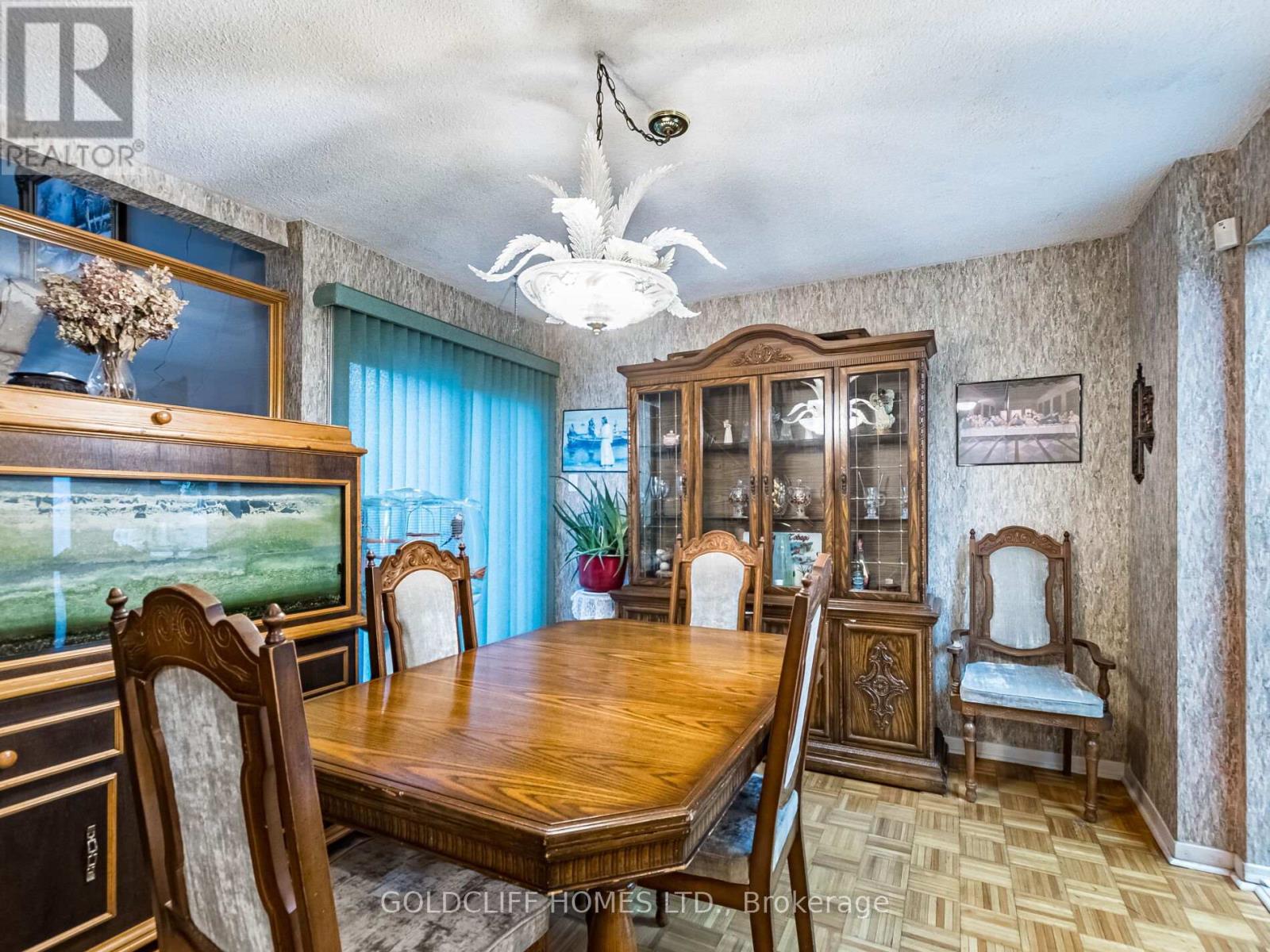 24 Rowe Court, Brampton, Ontario  L6X 2S2 - Photo 8 - W12525272