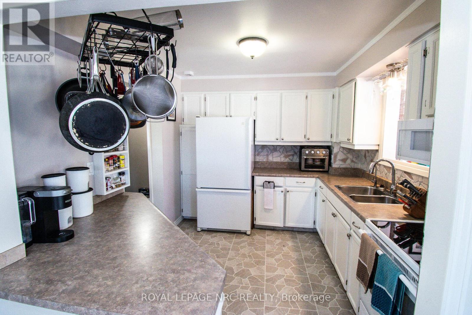 11 Exeter Drive, St. Catharines, Ontario  L2P 3M9 - Photo 13 - X12525330