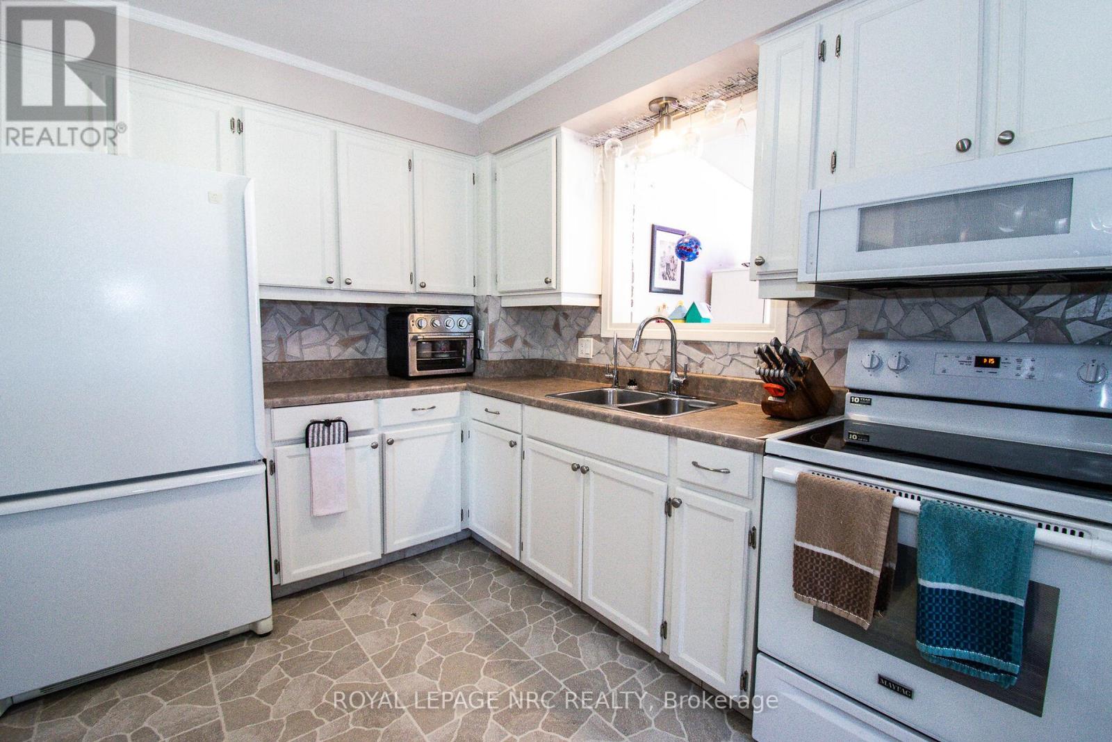 11 Exeter Drive, St. Catharines, Ontario  L2P 3M9 - Photo 15 - X12525330