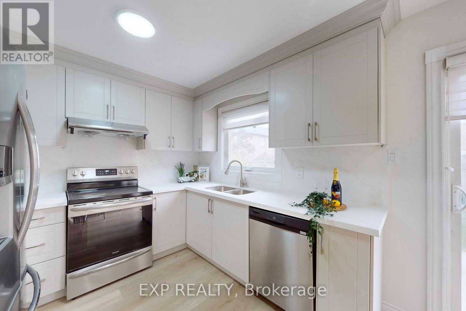 306 Morningmist Street S, Brampton, Ontario  L6R 2B9 - Photo 9 - W12525352