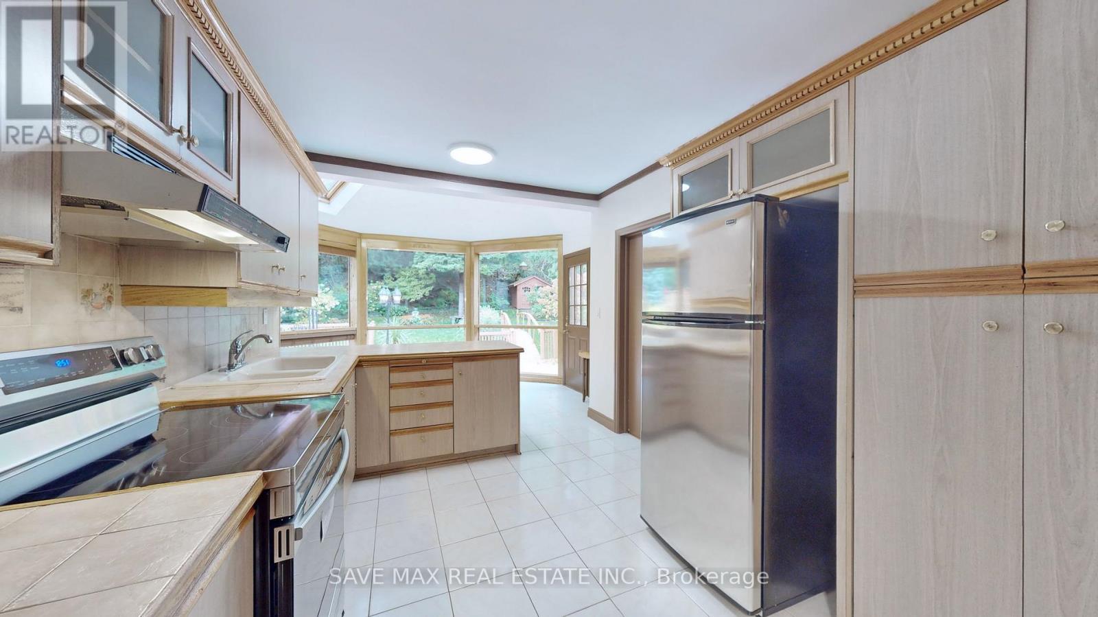 196 South Kingsway, Toronto, Ontario  M6S 3T7 - Photo 15 - W12466568