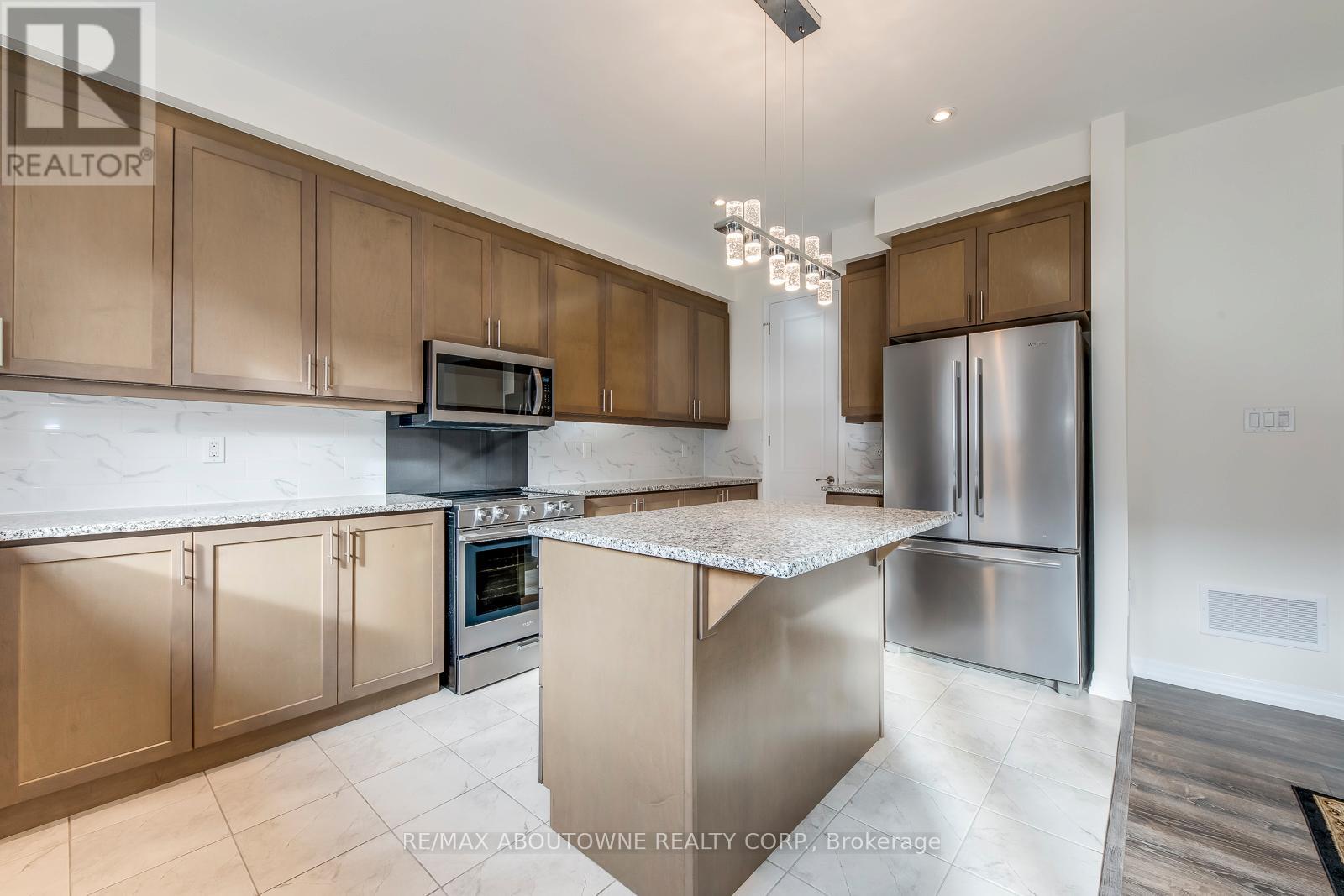 3338 Erasmum Street, Oakville, Ontario L6M 1S3 - Photo 12 - W12520330