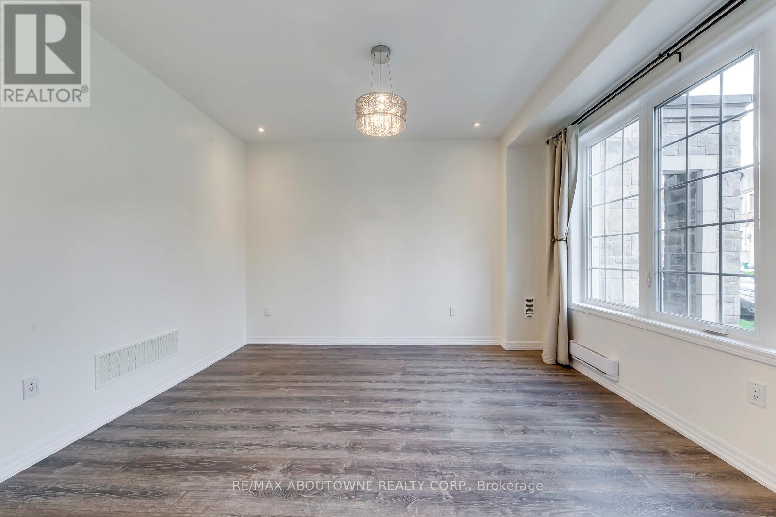 3338 Erasmum Street, Oakville, Ontario L6M 1S3 - Photo 7 - W12520330