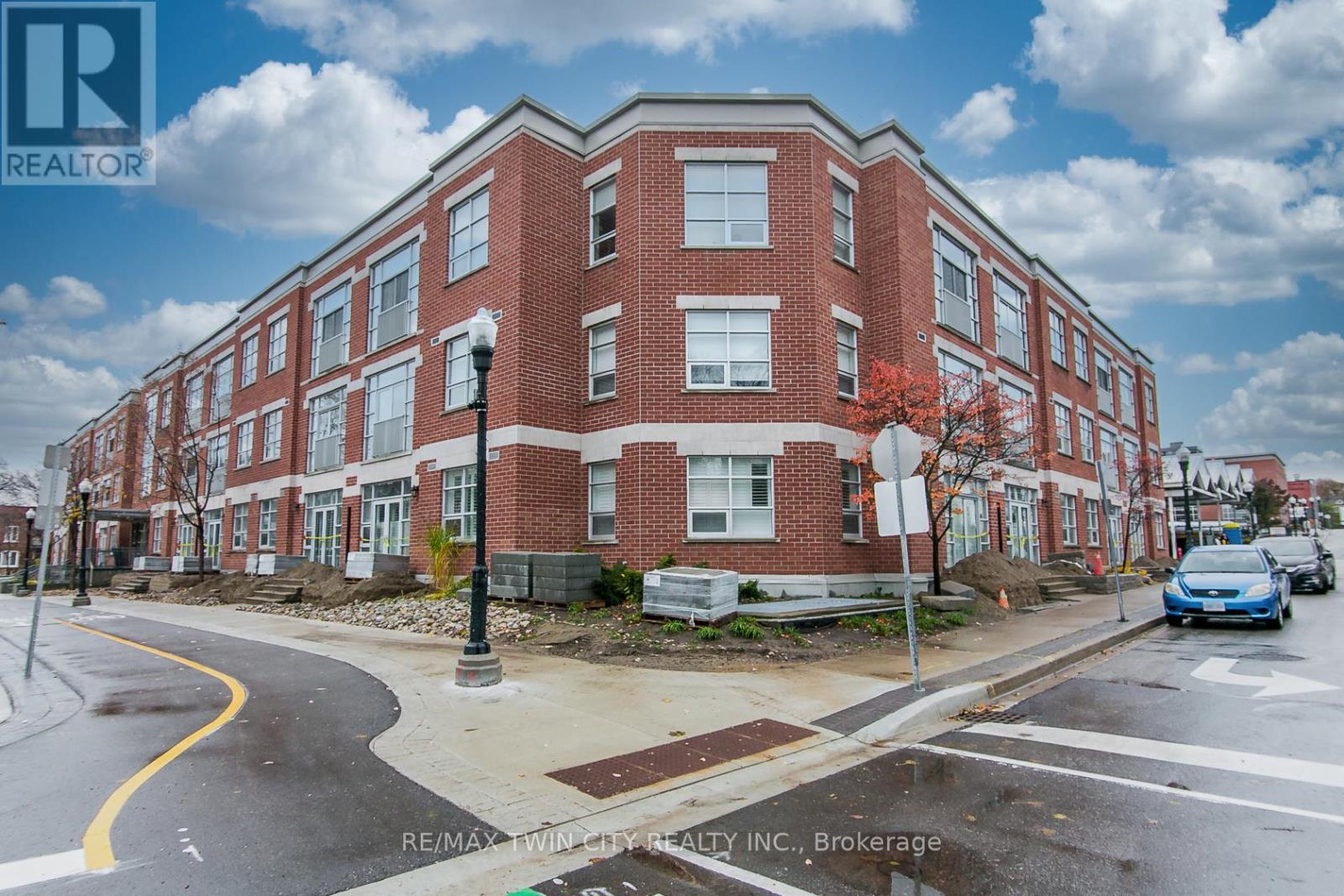 211 - 165 Duke Street E, Kitchener, Ontario  N2H 6T8 - Photo 2 - X12525336