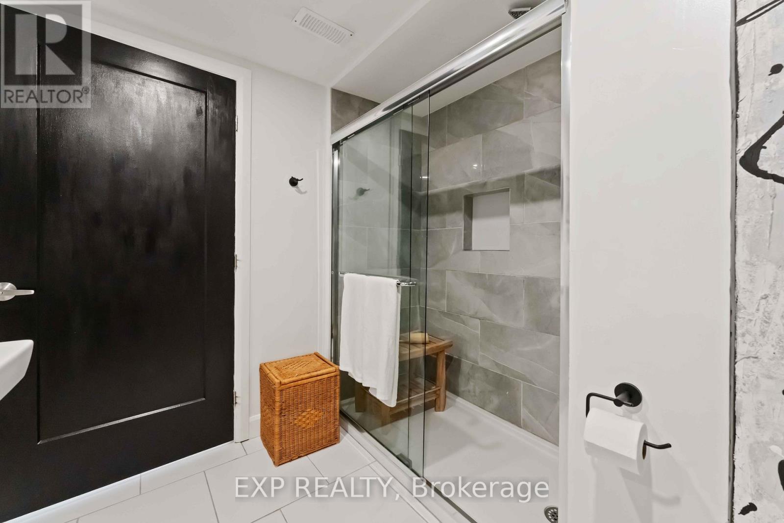 B - 1223 Kitchener Avenue, Ottawa, Ontario K1V 6W4 - Photo 11 - X12493784