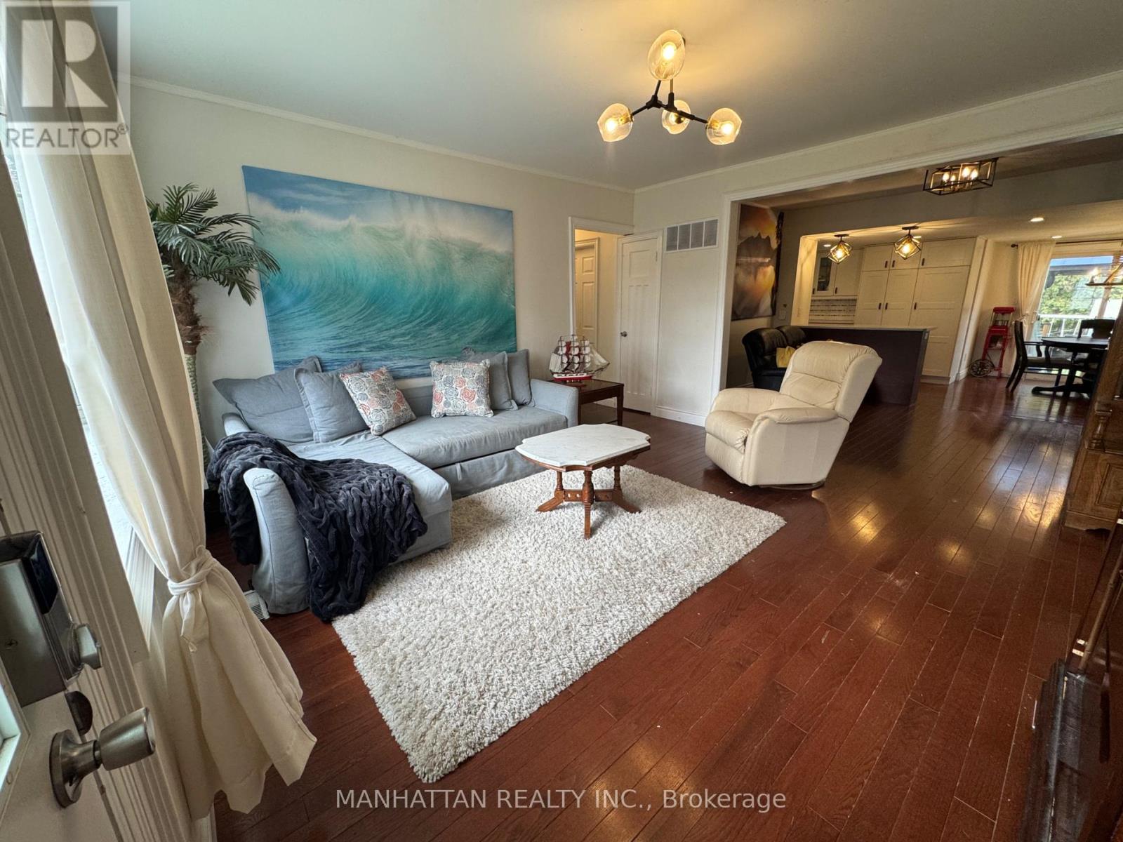 10 Victor Drive, Whitchurch-Stouffville, Ontario L4A 7X3 - Photo 3 - N12502852