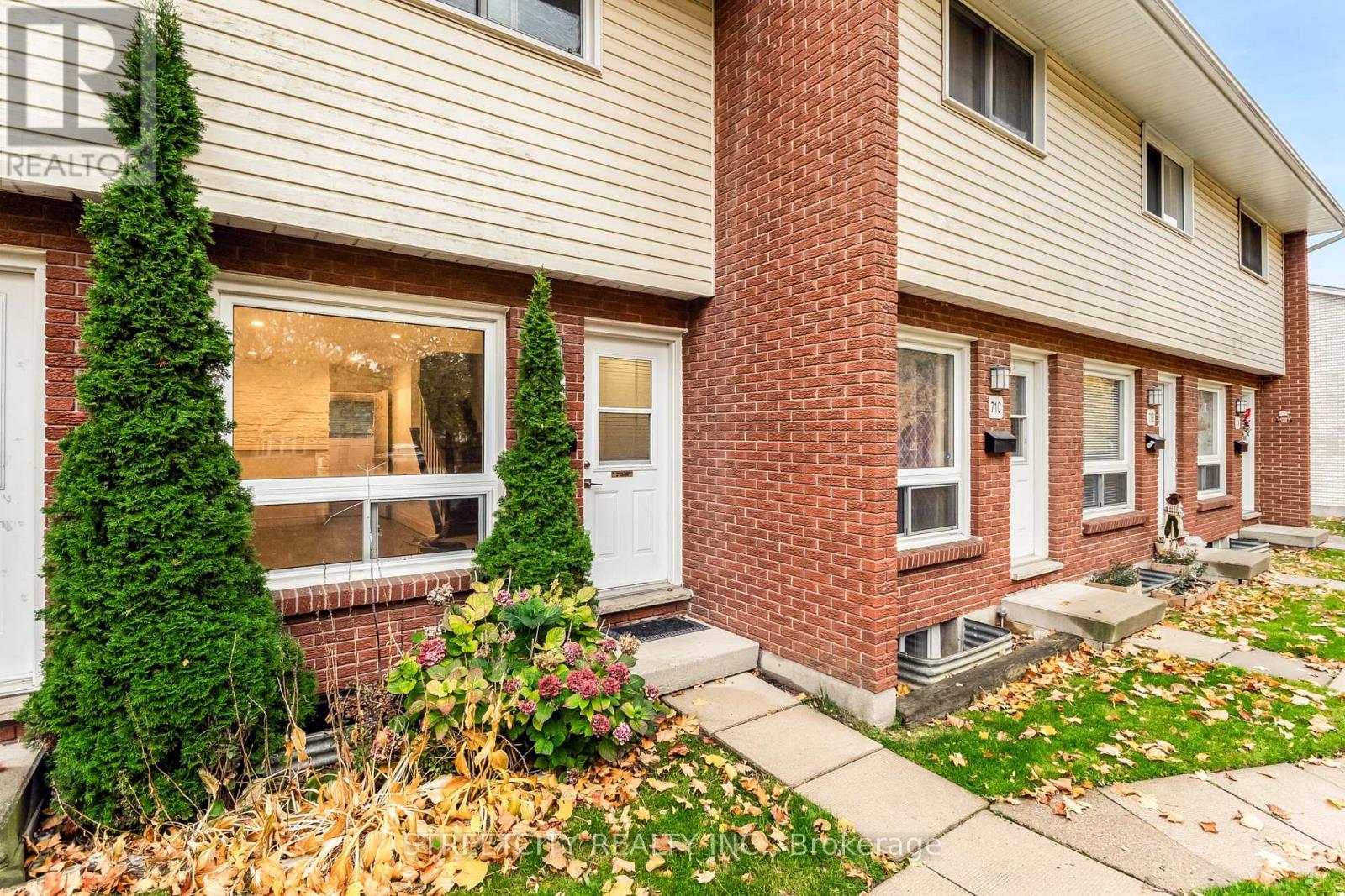 D - 71 Wellesley Crescent, London East, Ontario  N5V 1J6 - Photo 2 - X12525536