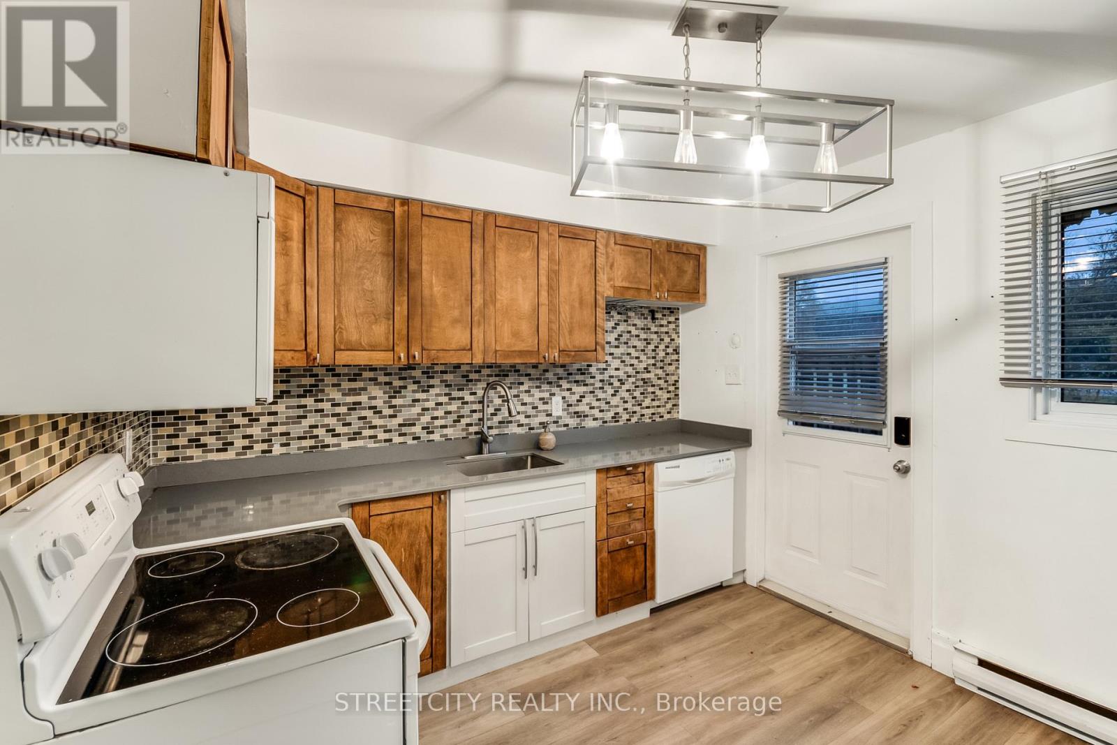 D - 71 Wellesley Crescent, London East, Ontario  N5V 1J6 - Photo 5 - X12525536