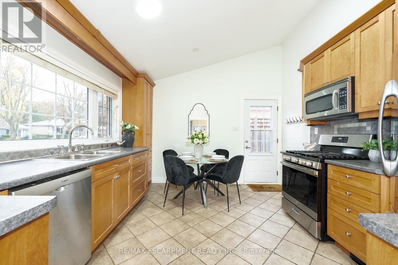 5433 Spruce Avenue, Burlington, Ontario  L7L 1N8 - Photo 13 - W12525416