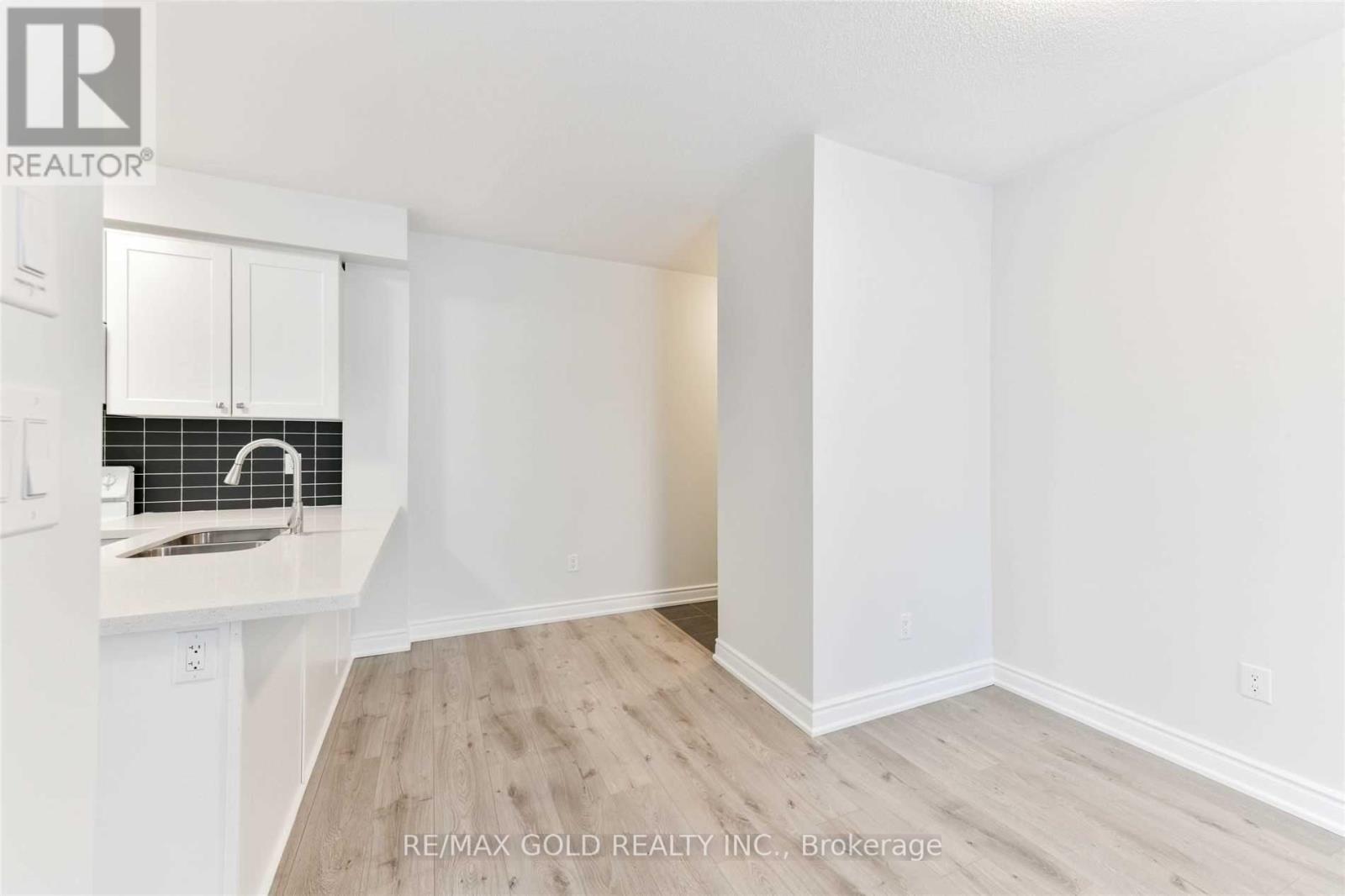 212 - 263 Georgian Drive, Oakville, Ontario  L6H 0L2 - Photo 14 - W12525422