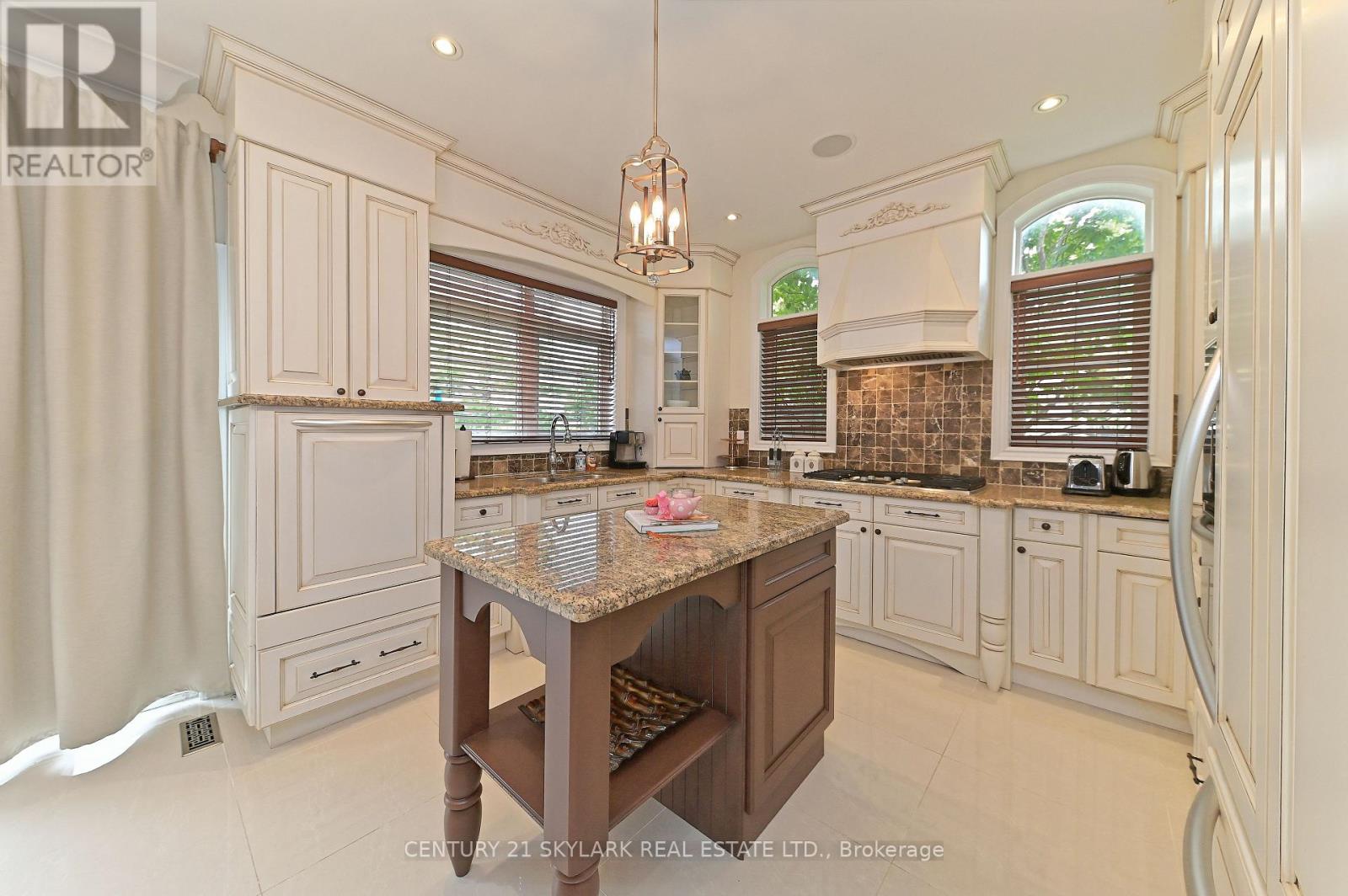 185 Don Minaker Drive, Brampton, Ontario L6P 2V1 - Photo 11 - W12525426