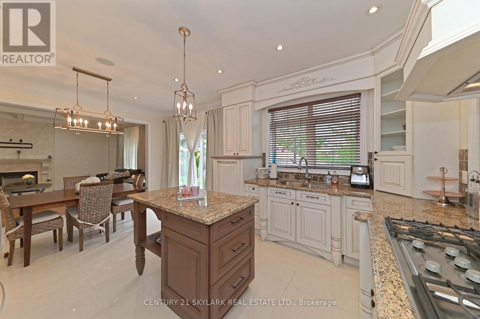 185 Don Minaker Drive, Brampton, Ontario L6P 2V1 - Photo 12 - W12525426