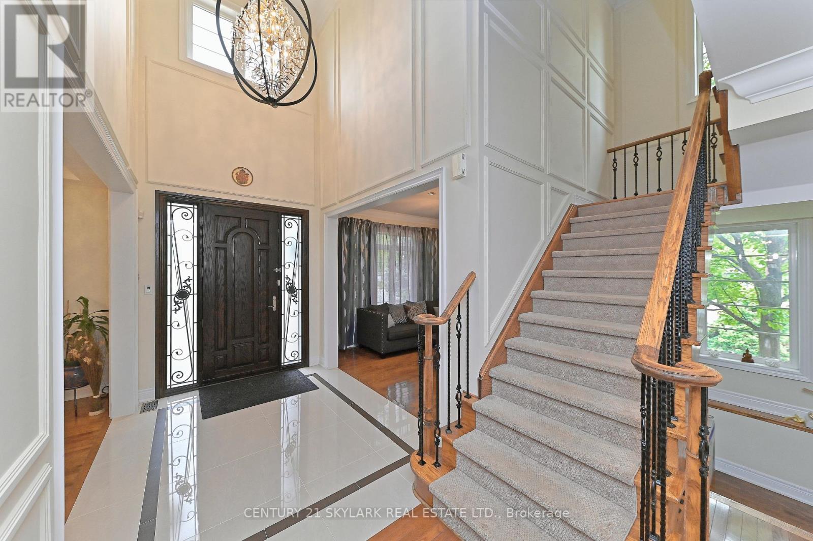 185 Don Minaker Drive, Brampton, Ontario L6P 2V1 - Photo 4 - W12525426