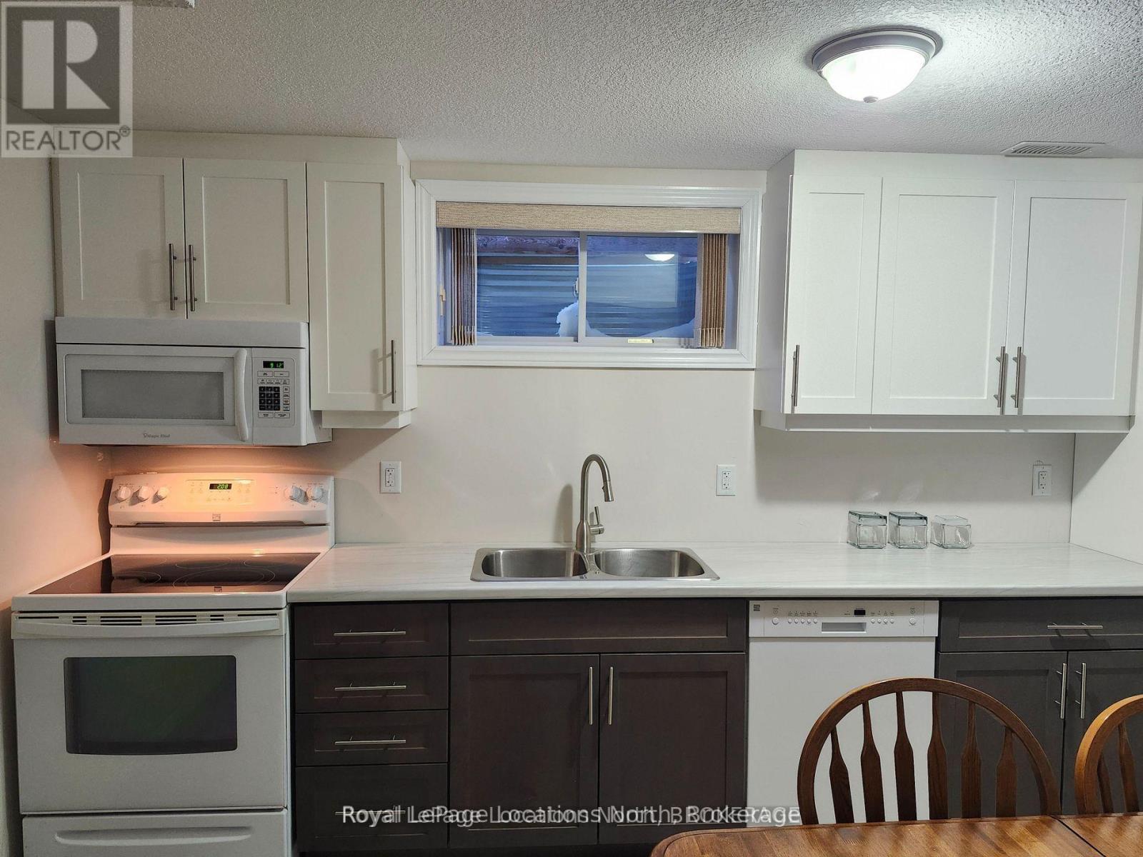 Entire Home - 27 Portland Street, Collingwood, Ontario L9Y 0W9 - Photo 21 - S12408765