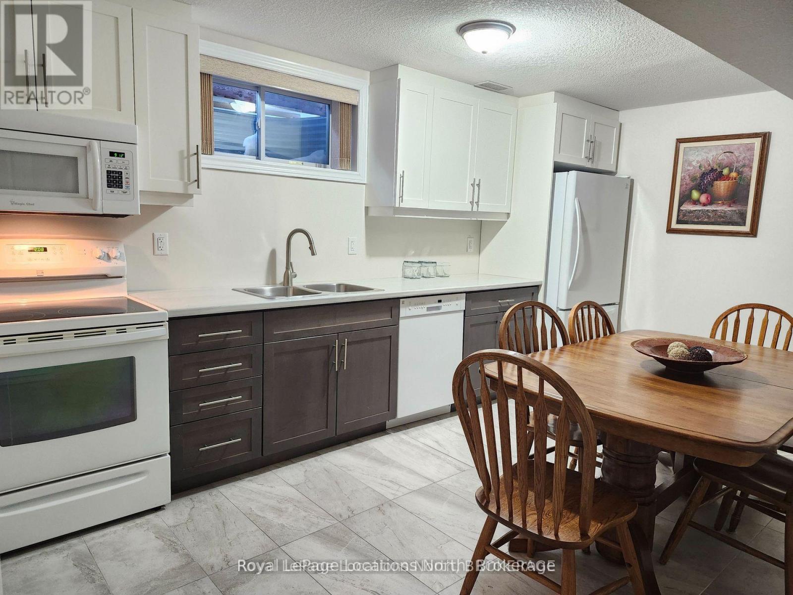 Entire Home - 27 Portland Street, Collingwood, Ontario L9Y 0W9 - Photo 20 - S12408765