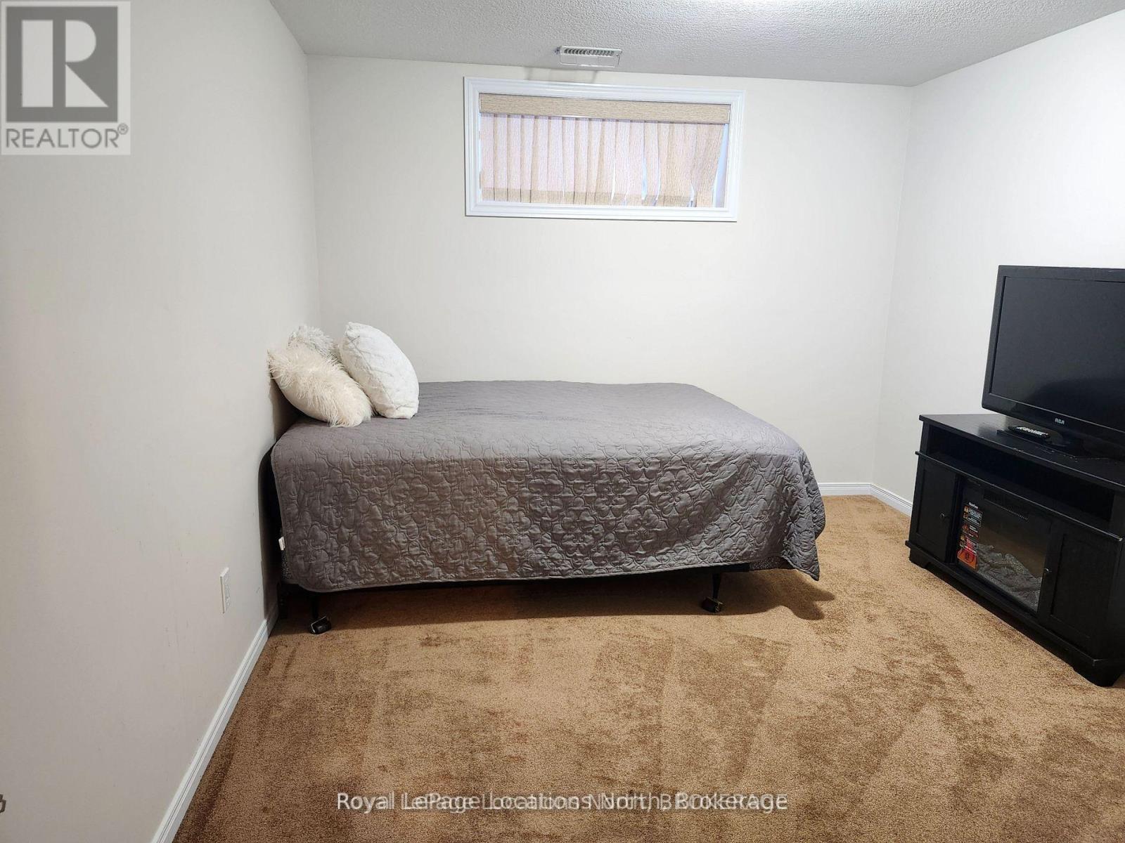 Entire Home - 27 Portland Street, Collingwood, Ontario L9Y 0W9 - Photo 22 - S12408765