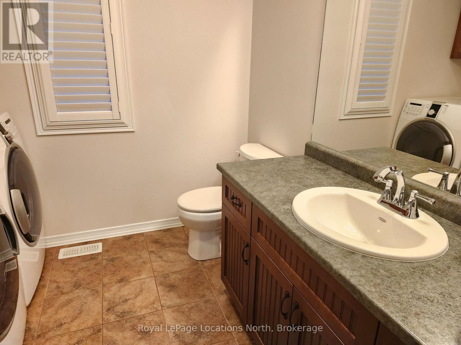 Entire Home - 27 Portland Street, Collingwood, Ontario L9Y 0W9 - Photo 7 - S12408765