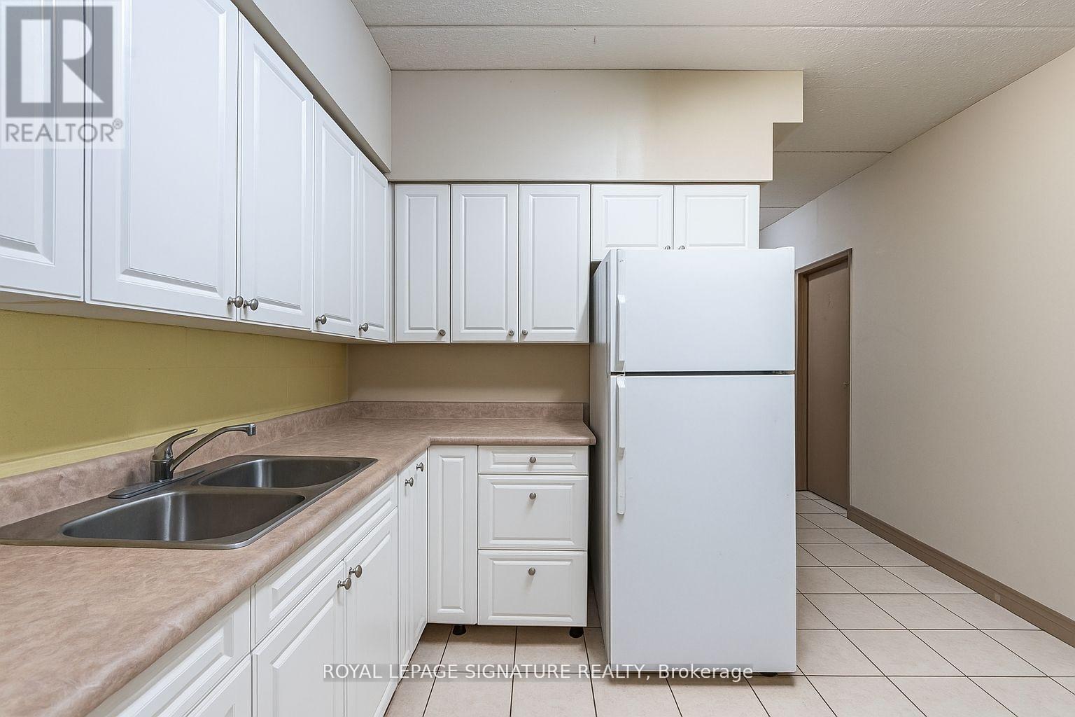 206 - 251 Lester Street, Waterloo, Ontario  N2L 3W6 - Photo 8 - X12525442