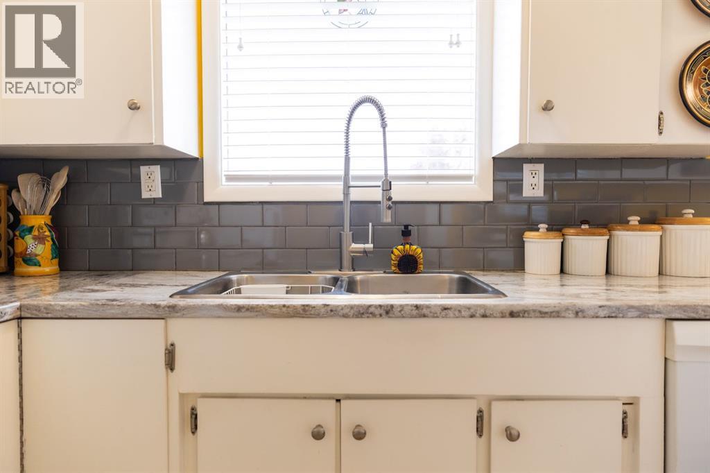 40 Fern Road, Red Deer, Alberta  T4N 4Z4 - Photo 3 - A2267055