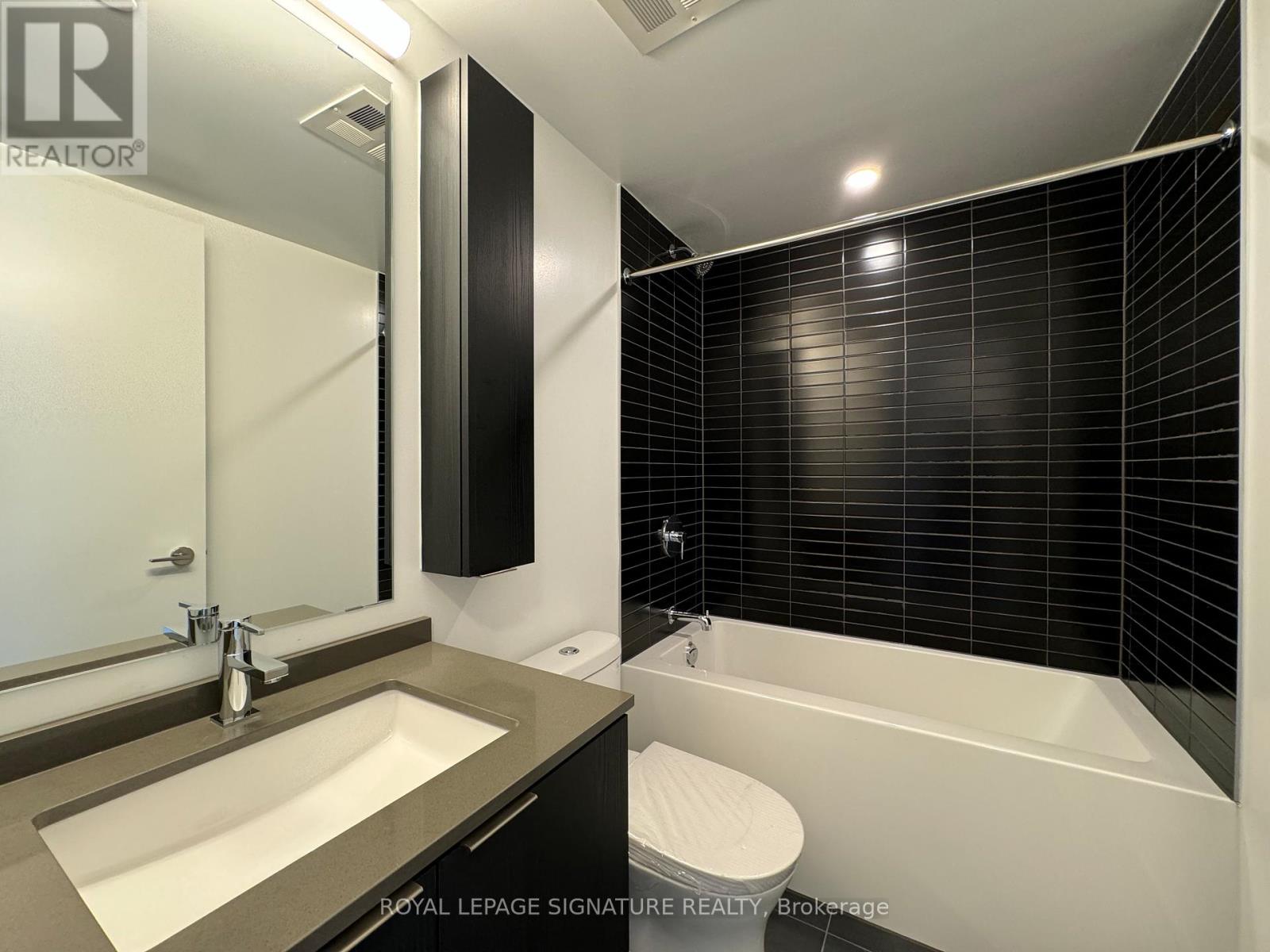 1110 - 86 Dundas Street, Mississauga, Ontario  L5A 1W4 - Photo 4 - W12525504