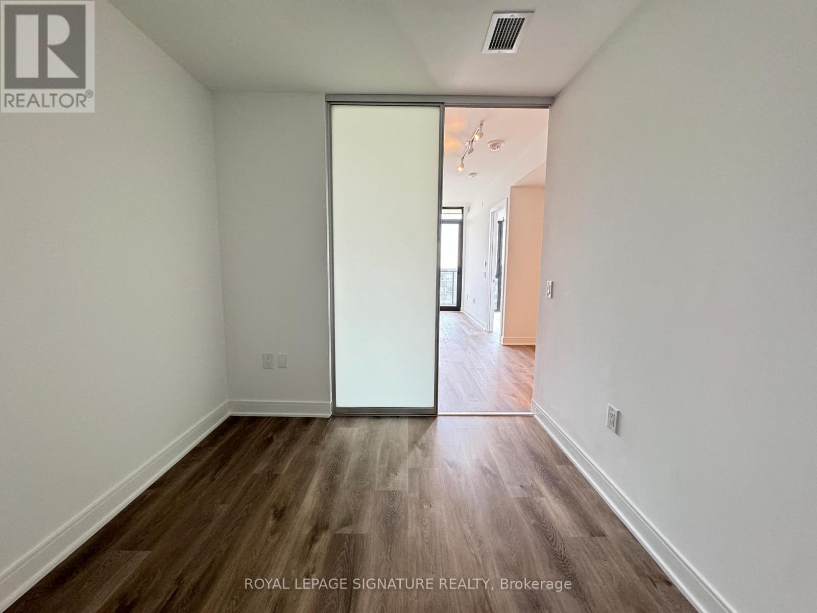 1110 - 86 Dundas Street, Mississauga, Ontario  L5A 1W4 - Photo 9 - W12525504