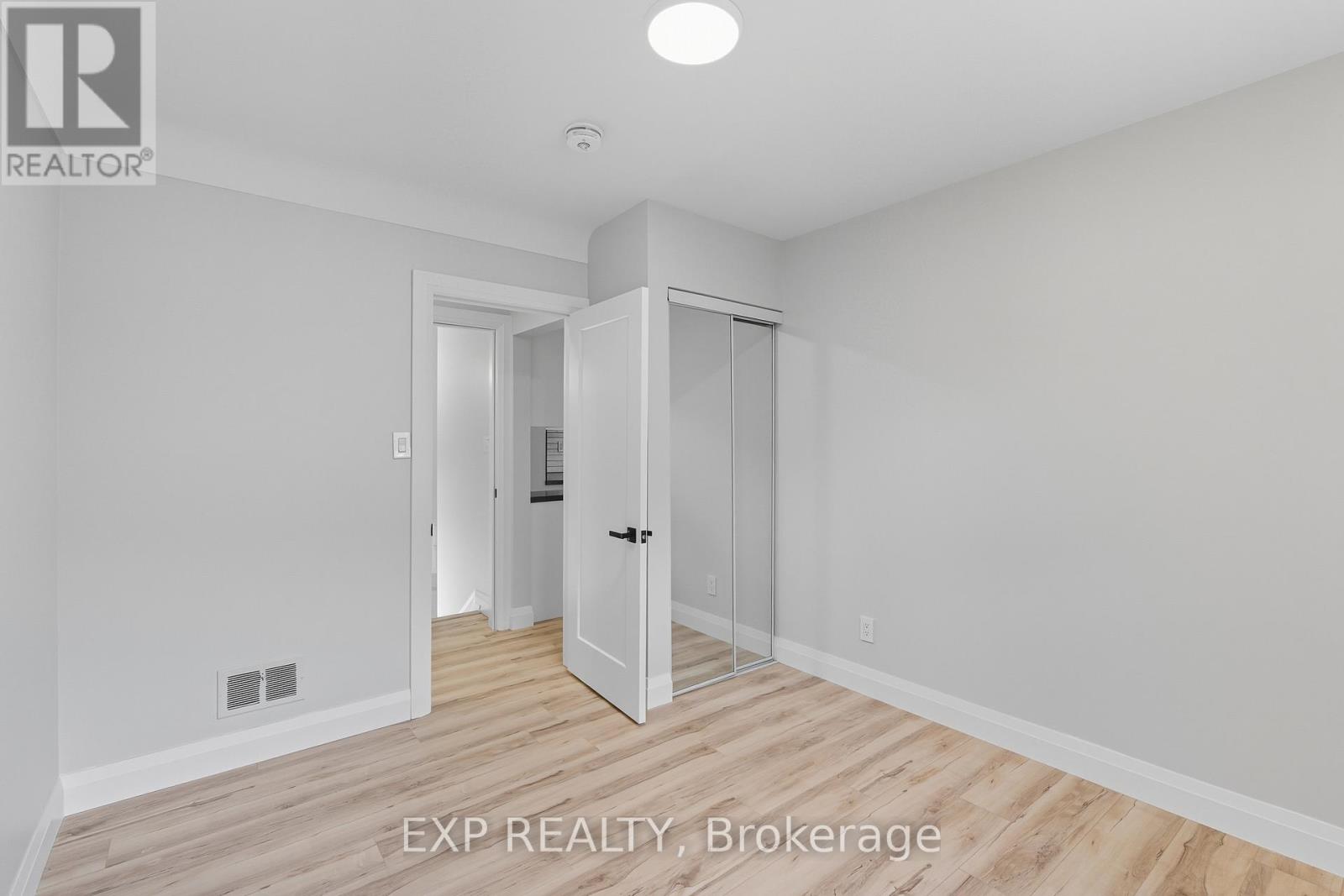 Upper - 397 East 28th Street, Hamilton, Ontario  L8V 3J9 - Photo 8 - X12525482