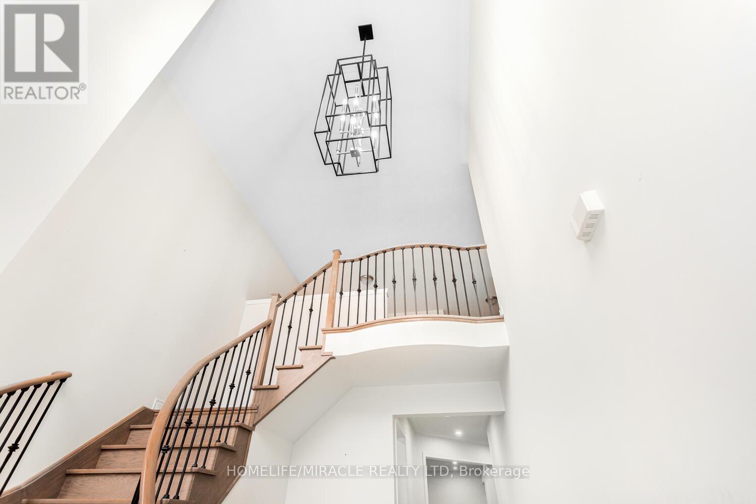 3 Farringdon Crescent, Brampton, Ontario  L7A 4Z5 - Photo 5 - W12519424