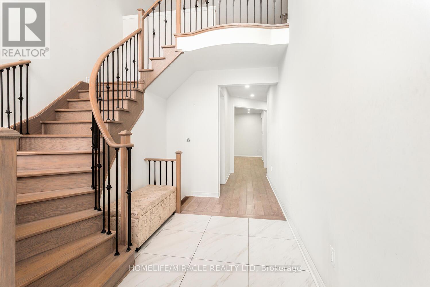 3 Farringdon Crescent, Brampton, Ontario  L7A 4Z5 - Photo 4 - W12519424